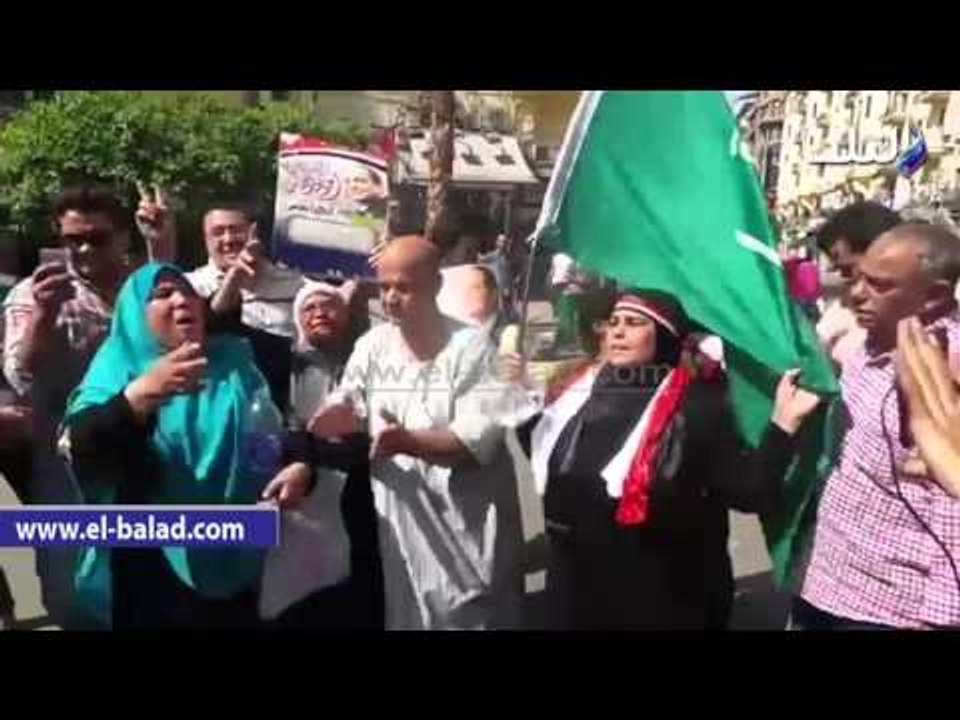 صدى البلد | مواطنون يرفعون أعلام مصر بطلعت حرب احتفالا بتحرير سيناء