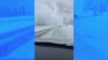 Sur l’autoroute, un père et son fils voient une catastrophe naturelle arriver au loin et l’évitent de justesse