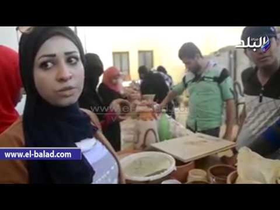 صدى البلد |  ورشة عمل للرسم بالرمل علي الفازات بالوادي الجديد