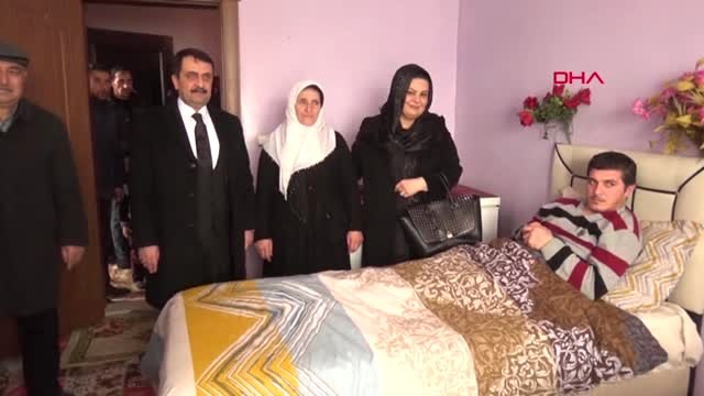 Hakkari AK Parti Adayı Zeydan,13 Çocuğuna Bakan Anneyi Evinde Ziyaret Edip, Gününü Kutladı