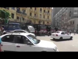 صدى البلد | مواطنون يرفعون اعلام مصر بطلعت حرب احتفالا بتحرير سيناء