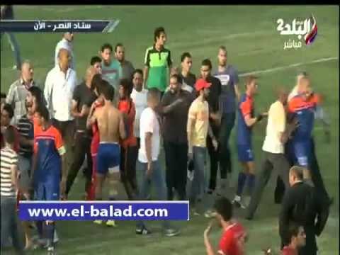 صدى البلد | مهازل الملاعب عرض مستمر .. اعتداء لاعبي الشمس على حكم مباراة سيراميكا كليوباترا