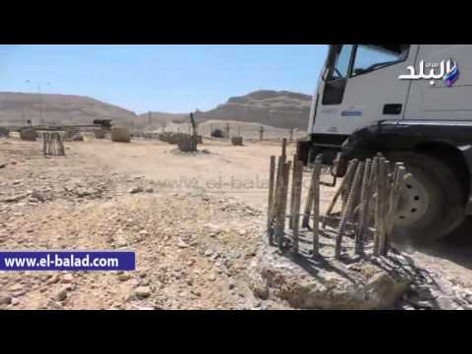 صدى البلد | زرع 137 خازوقا لإصلاح كوبري جامعة سوهاج المنهار