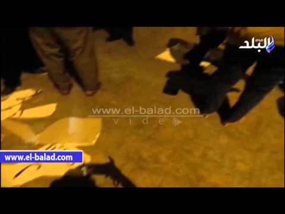 صدى البلد |  أنصار "البدوي" يقطعون اللافتات المطالبه برحيله أمام بوابة حزب الوفد