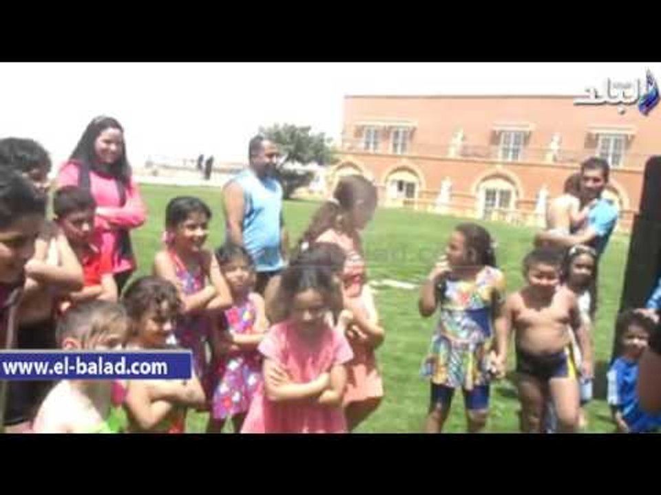 صدى البلد | الأراجوز يجذب الأطفال والكبار بشواطئ بحيرة قارون بالفيوم