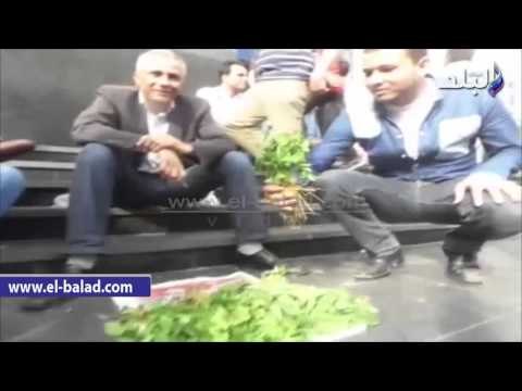 صدى البلد | عضو الصحفيين يبيع جرجير على سلالم النقابة