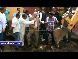 صدى البلد | محافظ أسوان يتفقد موقع الكسر المفاجئ لخط المياه بـ«الكرور»