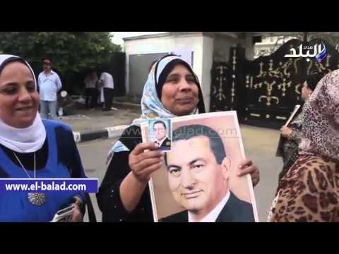 صدى البلد | أنصار مبارك يحتفلون بعيد ميلاد مبارك أمام المعادي العسكري بالطبول والمزامير