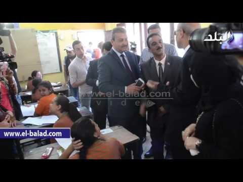 صدى البلد | تيمور يوزع الشيكولاتة والحلوى على طلاب المرحلة الإبتدائية داخل اللجان