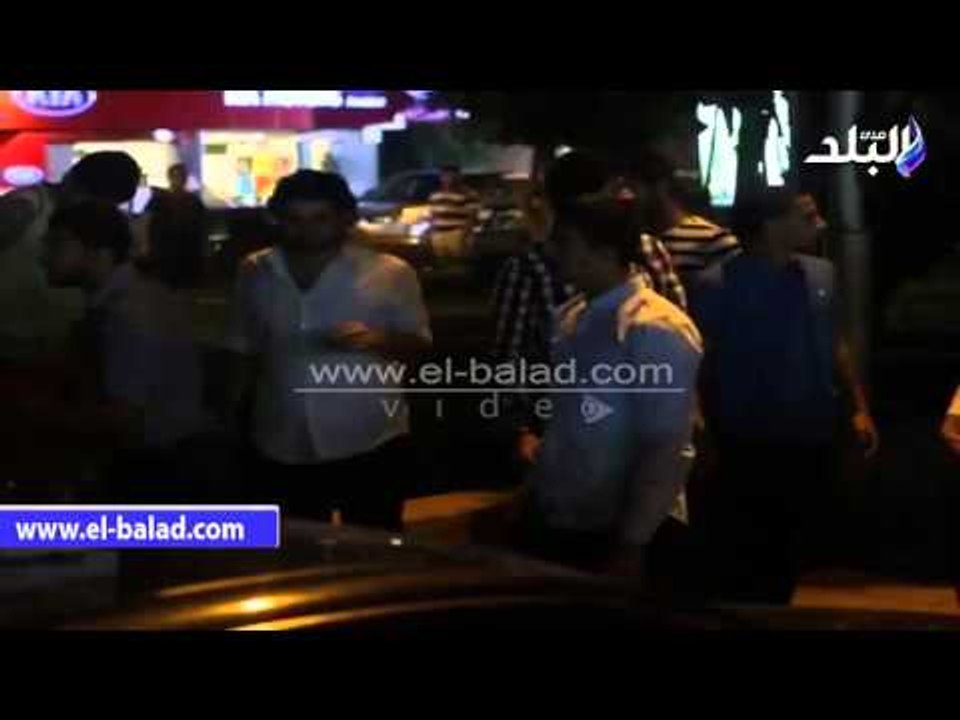 صدى البلد |  مشادة كلامية بين أسرة وائل نور وأحد المصورين‎ خلال العزاء