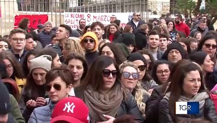 Download Video: Puglia, l'urlo di una mamma: stiamo allattando i nostri figli con latte avvelenato, chiudete l'ILVA