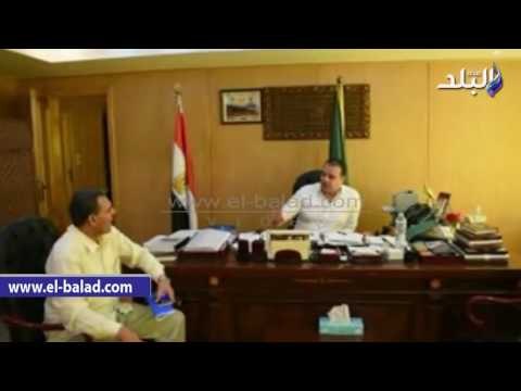 صدى البلد | محافظ الفيوم يلتقي سكان إحدى العمارات المتصدعة بدمو