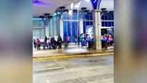 Internauta reclama de 'cachoeira' dentro do Terminal Leste