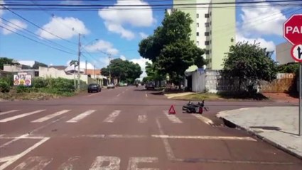Colisão entre carro e moto deixa jovem ferida