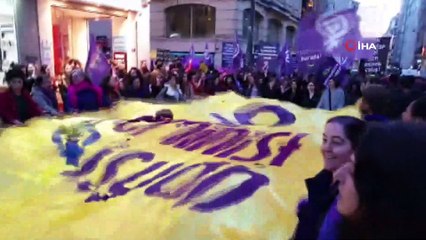 İstiklal Caddesi'nde kadınların yürüyüşü başladı