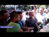 صدى البلد | رئيس جامعة القاهرة يتناول '' السندوتشات'' على عربة فول