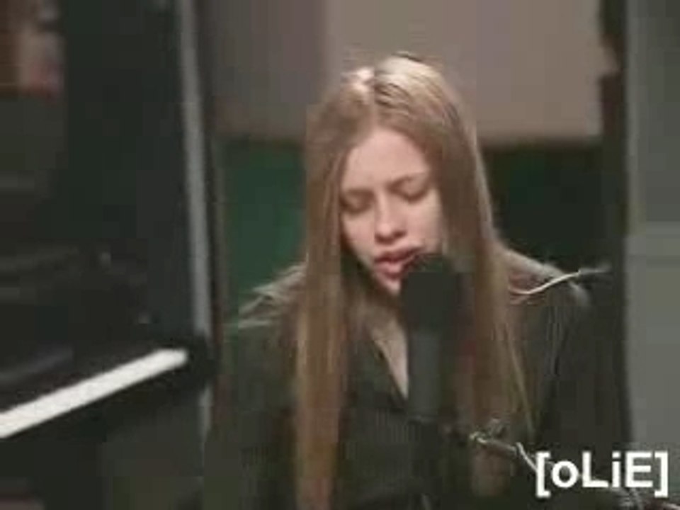 YouTube - Avril Lavigne Things Ill never say live acoustic