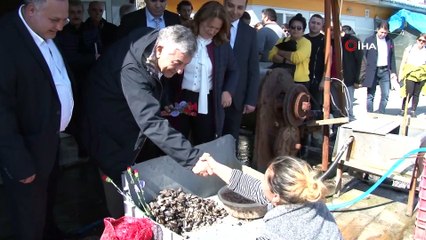 CHP Sarıyer Belediye Başkan Adayı Genç, midyeci kadınları ziyaret etti