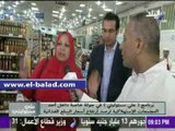 صدى البلد |أحمد موسى يمازح إحدى المواطنات خلال تفقده المجمعات الإستهلاكية