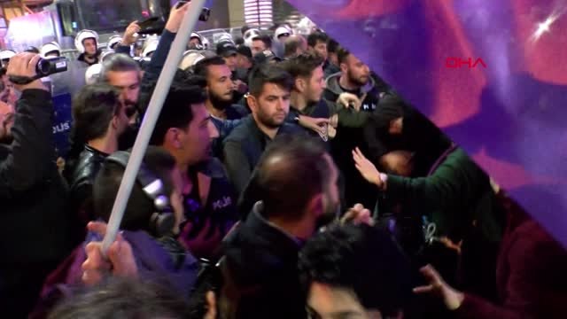İstiklal Caddesi'nde Yürümek İsteyen Kadınlara Polis İzin Vermedi -1