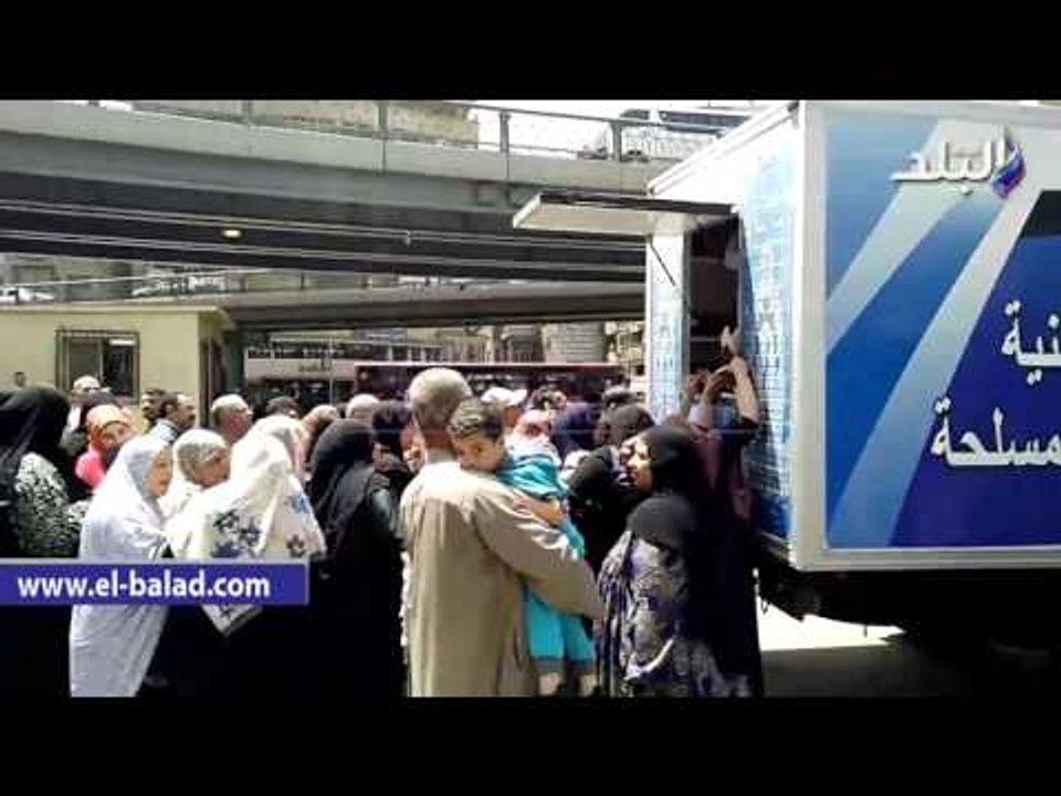 صدى البلد |  زحام أمام سيارات الخدمة الوطنية للحصول على السلع الغذائية