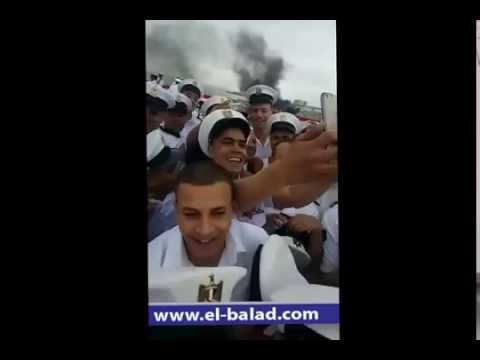 صدى البلد | أفراد القوات البحرية يلتقطون سيلفي مع أحمد موسى على الميسترال