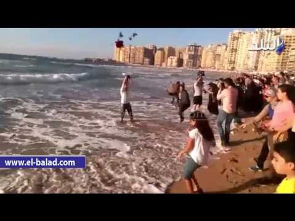 صدى البلد | سياسيون وقناصل ورجال دين يلقون بالورود في مياه البحر بالإسكندرية لتأبين ضحايا الطائرة