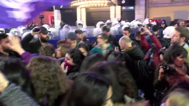 Polis İstiklal Caddesi'nde Yürümek İsteyen Kadınlara İzin Vermedi 3