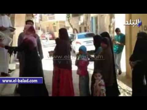 صدى البلد | توزيع كراتين المواد الغذائية على الأسر الأولى بالرعاية بالفيوم