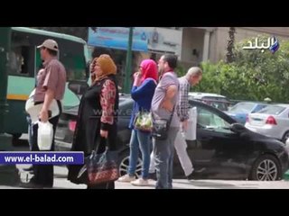 صدى البلد | المصريون يحتمون بالمظلات فى ارتفاع درجات الحرارة