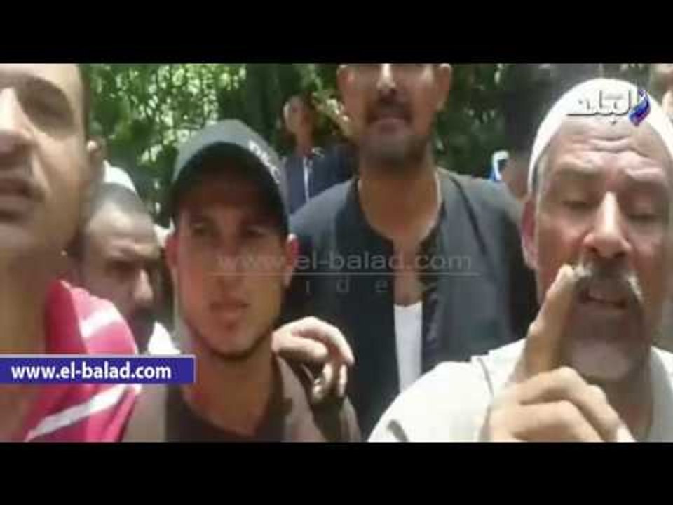 صدى البلد | اهالى قرى المحمودية يفترشون الارض امام  محافظة البحيرة إحتجاجا على تلوث مياه الشرب