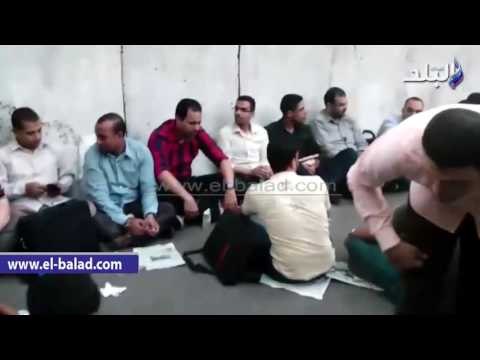 صدى البلد | حملة الماجستير والدكتوراه يفطرون امام البوابه الرئيسه لمجلس الوزراء