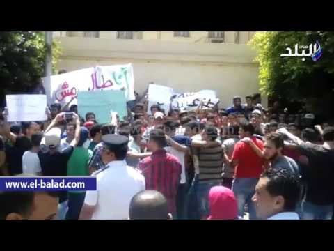 صدى البلد |طلاب الثانويه العامه يغلقون شارع وزاره التربيه والتعليم