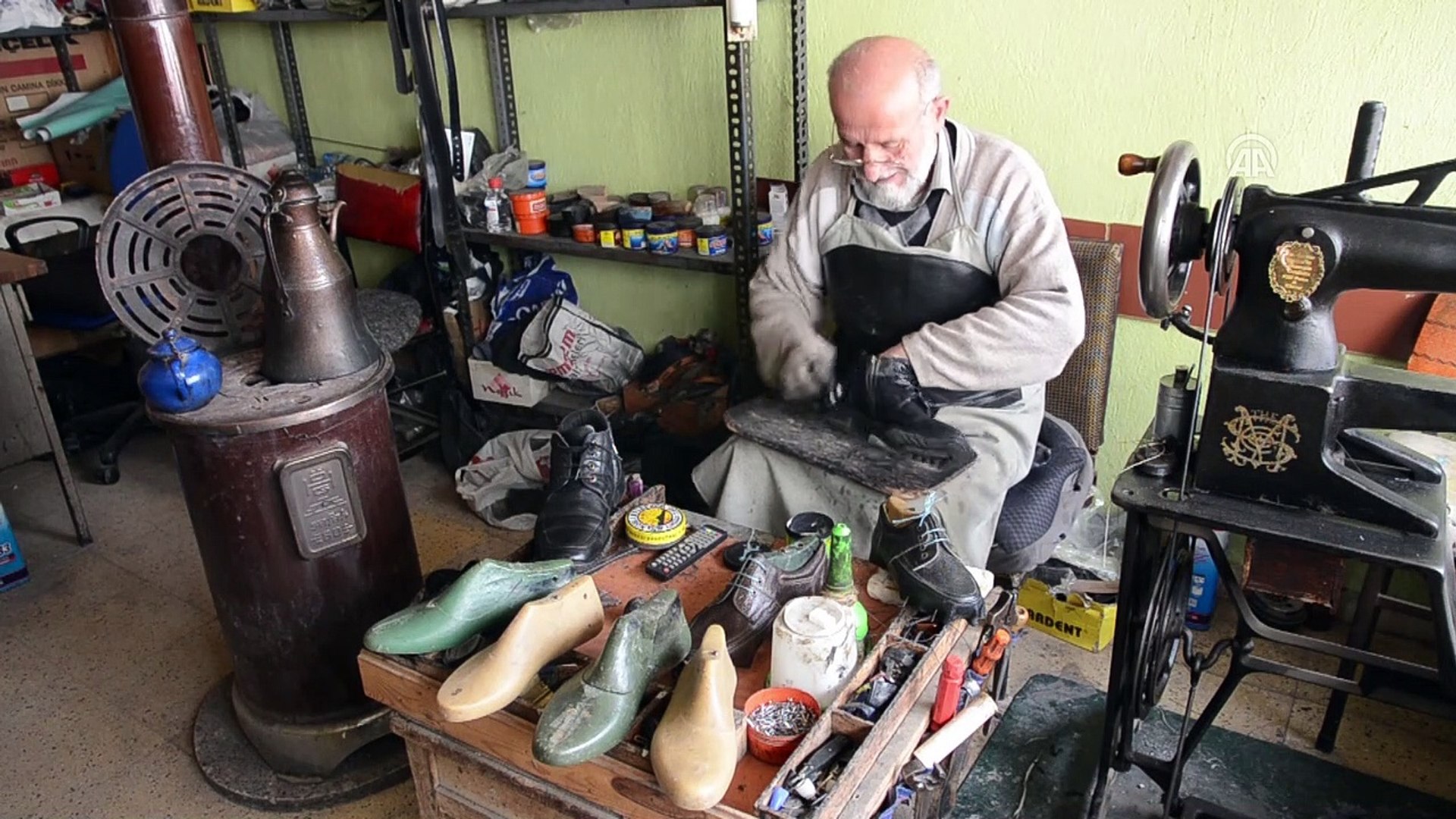 Yarım asırlık ayakkabı tamircisi ilk günkü aşkla çalışıyor - KONYA -  Dailymotion Video