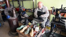 Yarım asırlık ayakkabı tamircisi ilk günkü aşkla çalışıyor - KONYA