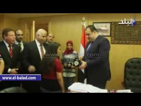 صدى البلد | محافظ الفيوم يكرم الطالبات المتفوقات بالدبلومات الفنية