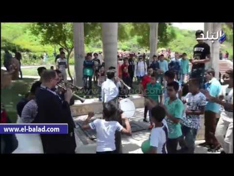 صدى البلد | فرقه موسقية تعزف وترقص بحديقة الازهر بارك بأول أيام عيد الفطر