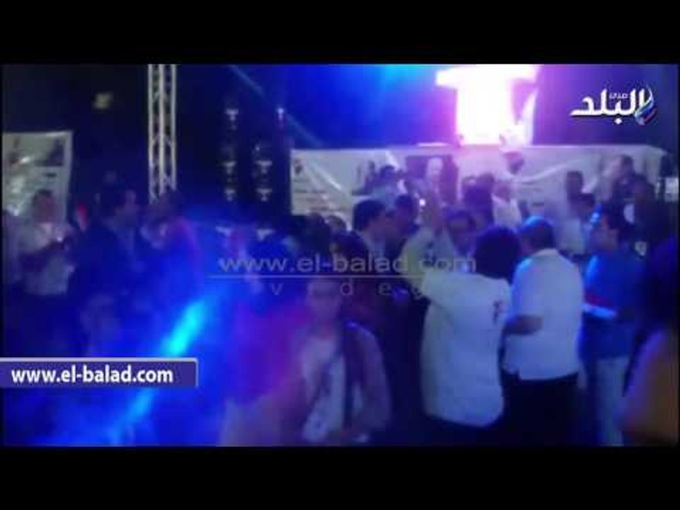 صدى البلد | العشرات يحتفلون بذكرى "30 يونيو" أمام النصب التذكاري بمدينة نصر