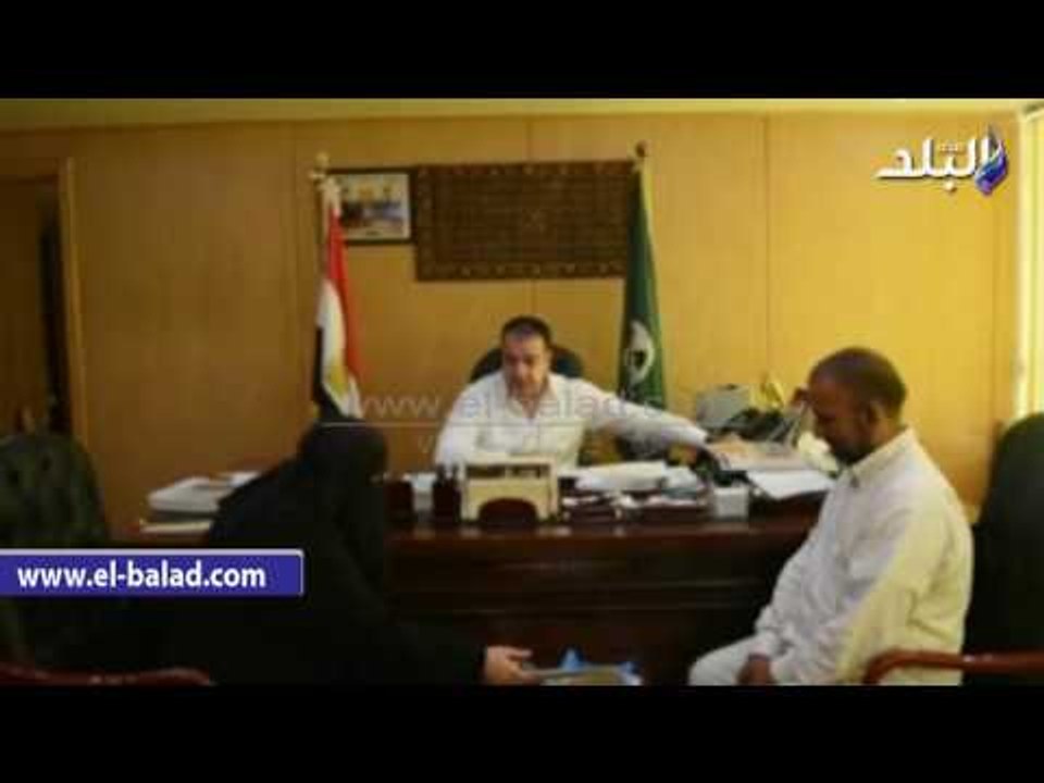 صدى البلد |  محافظ الفيوم يهدى تأشيرة حج لوالدة شهيد كرم القواديس