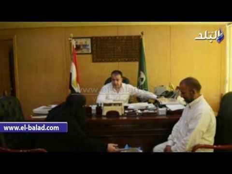 صدى البلد | محافظ الفيوم يهدى تأشيرة حج لوالدة شهيد كرم القواديس