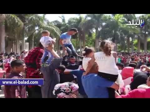 صدى البلد | مواطنون يرقصون على المزمار البلدى بحديقة الأزهر