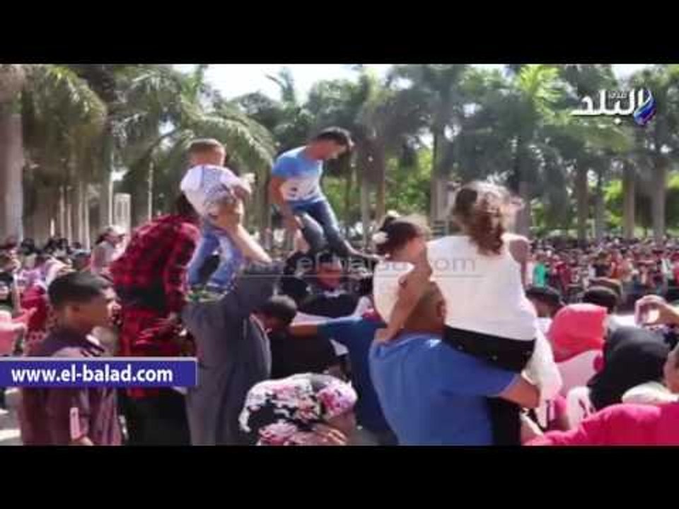 صدى البلد | مواطنون يرقصون على المزمار البلدى بحديقة الأزهر