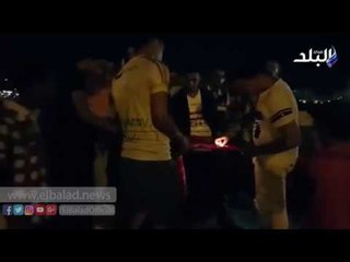 صدى البلد | جمهور «الزمالك» يحرق علم «الأهلي»