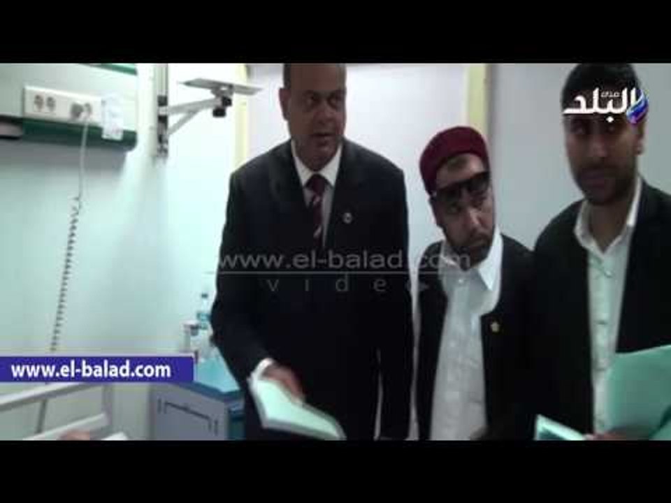 صدى البلد | محافظ مطروح يصرف مكافأة للعاملين بالمستشفي العام