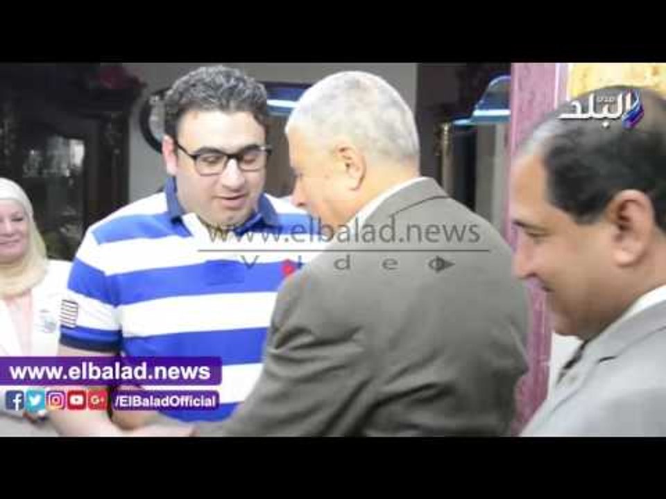 صدى البلد |  محافظ الغربية يزور النقيب محمود الكومي في منزله