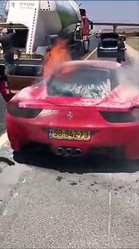 Le moteur de cette Ferrari 458 prend feu et explose en pleine route