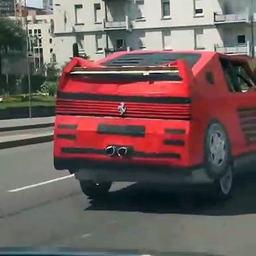 Il a trouvé le moyen de rouler en Ferrari pour pas un sou... Malin