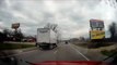 Un camion percute une nacelle élévatrice avec un ouvrier en pleine autoroute