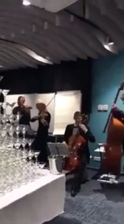 L'énorme bourde de ce serveur qui tente de remplir une cascade de champagne !