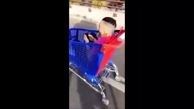 Ces jeunes tentent une course de caddie qui fini très mal